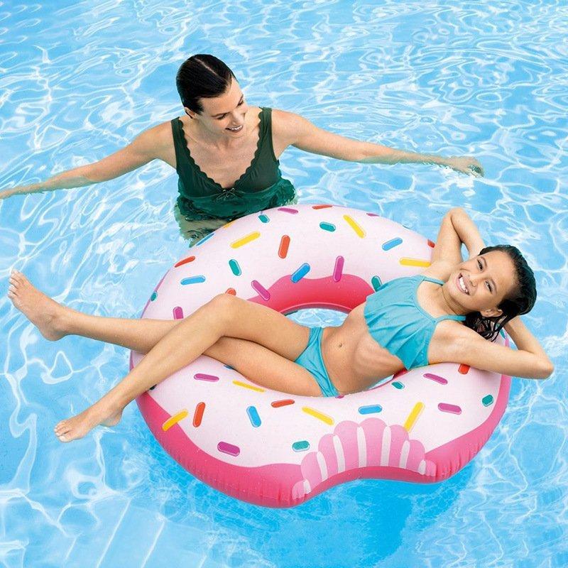 Roze opblaasbare donut zwemband voor in het zwembad