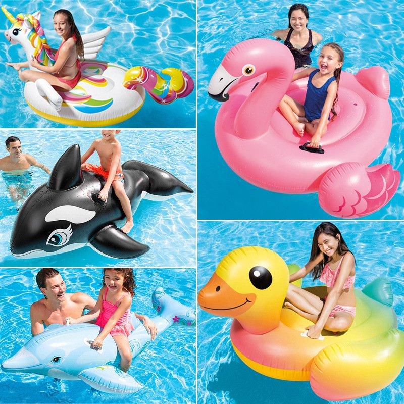 Opblaasbare roze flamingo zwemband voor kinderen in het zwembad